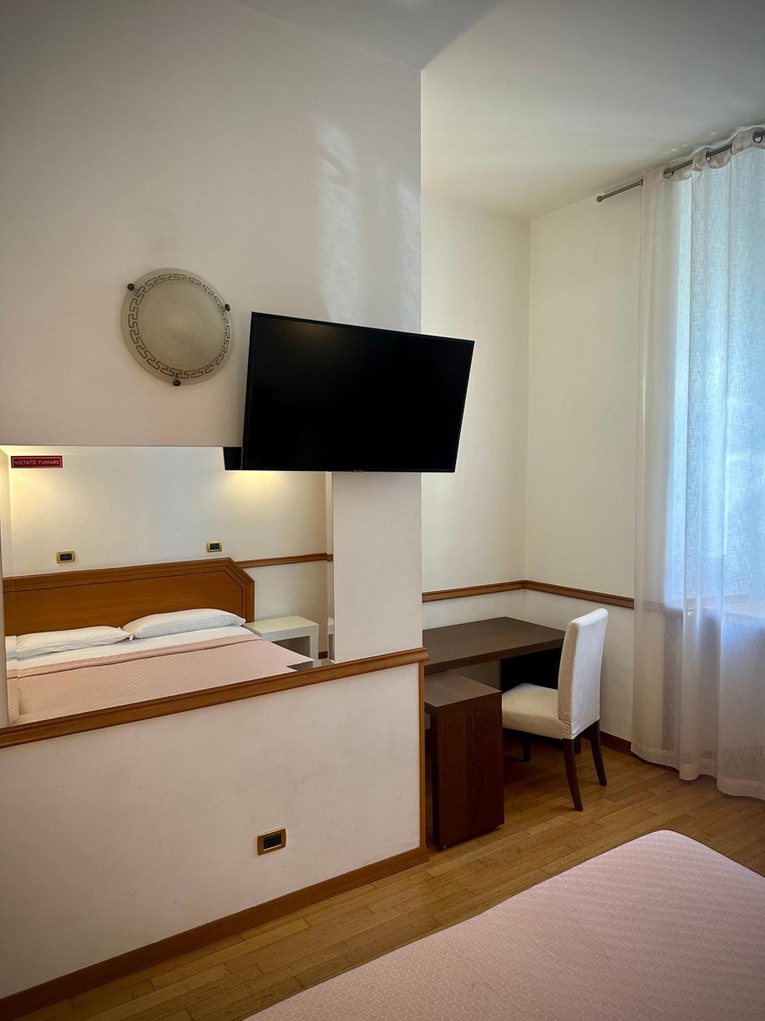Green Hotel — Photos 1
